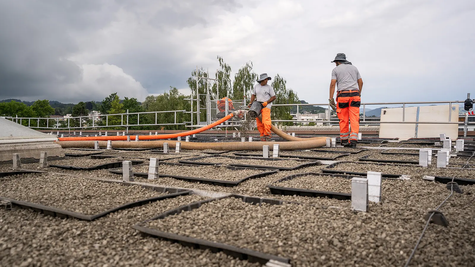 Materialeinbau zwischen den Unterkonstruktionen einer PV-Anlage